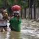Warga Kota Balikpapan ditengah kepungan banjir yang terjadi, Kamis (19/6/2025).