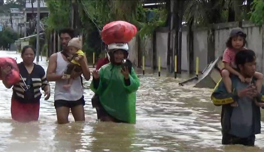 Warga Kota Balikpapan ditengah kepungan banjir yang terjadi, Kamis (19/6/2025).