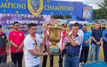 Danlanud Dhomber Balikpapan Kolonel Pnb Fata Patria menyerahkan trophy bergilir Danlanud Cup XXVI Tahun 20205 kepada tim Bilqis Keysa FC yang keluar sebagai juara setelah berhasil membungkam lawannya RRB Palaran Samarinda dengan skore tipis 1-0, di Stadion Bima Sakit Lanud Dhomber Balikpapan, Minggu (29/6/2025).