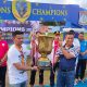 Danlanud Dhomber Balikpapan Kolonel Pnb Fata Patria menyerahkan trophy bergilir Danlanud Cup XXVI Tahun 20205 kepada tim Bilqis Keysa FC yang keluar sebagai juara setelah berhasil membungkam lawannya RRB Palaran Samarinda dengan skore tipis 1-0, di Stadion Bima Sakit Lanud Dhomber Balikpapan, Minggu (29/6/2025).