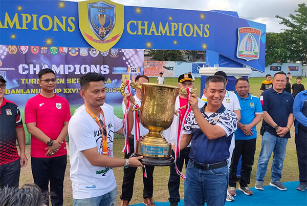 Danlanud Dhomber Balikpapan Kolonel Pnb Fata Patria menyerahkan trophy bergilir Danlanud Cup XXVI Tahun 20205 kepada tim Bilqis Keysa FC yang keluar sebagai juara setelah berhasil membungkam lawannya RRB Palaran Samarinda dengan skore tipis 1-0, di Stadion Bima Sakit Lanud Dhomber Balikpapan, Minggu (29/6/2025).