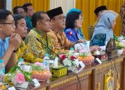 Wakil Wali Kota Balikpapan, Dr Ir H Bagus Susetyo, MM didampingi Sekdakot Balikpapan H Muahimin, ST, MT dan Kepala Dinas Pemberdayaan, Perlindungan Perempuan dan Anak serta Keluarga Berencana (DP3AKB) Kota Balikpapan, Heria Prisni saat mengikuti kegiatan Evaluasi Kota Layak Anak (KLA) Tahun 2025 secara Hybrid, di Aula Balaikota Balikpapan, Kamis (12/6/2025).