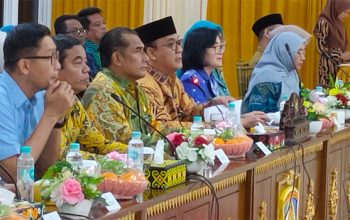 Wakil Wali Kota Balikpapan, Dr Ir H Bagus Susetyo, MM didampingi Sekdakot Balikpapan H Muahimin, ST, MT dan Kepala Dinas Pemberdayaan, Perlindungan Perempuan dan Anak serta Keluarga Berencana (DP3AKB) Kota Balikpapan, Heria Prisni saat mengikuti kegiatan Evaluasi Kota Layak Anak (KLA) Tahun 2025 secara Hybrid, di Aula Balaikota Balikpapan, Kamis (12/6/2025).