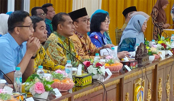 Wakil Wali Kota Balikpapan, Dr Ir H Bagus Susetyo, MM didampingi Sekdakot Balikpapan H Muahimin, ST, MT dan Kepala Dinas Pemberdayaan, Perlindungan Perempuan dan Anak serta Keluarga Berencana (DP3AKB) Kota Balikpapan, Heria Prisni saat mengikuti kegiatan Evaluasi Kota Layak Anak (KLA) Tahun 2025 secara Hybrid, di Aula Balaikota Balikpapan, Kamis (12/6/2025).