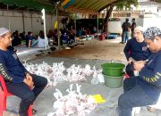 Karyawan bagikan daging kurban.