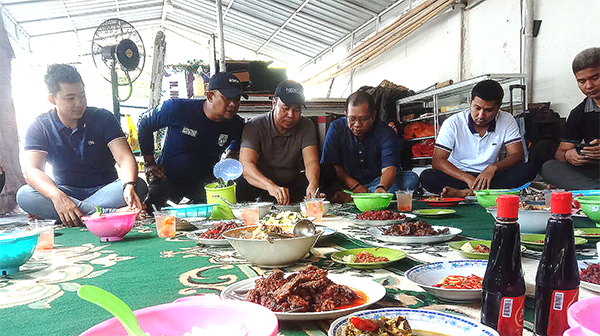 Suasana makan siang di lingkungan kantor Baramarta.