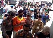 Tersangka digiring pihak kepolisian.