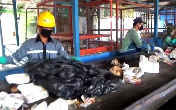 Kegiatan pemilihan sampah yang dilaksanakan warga Kota Balikpapan di Fasilitas Pemilahan Sampah atau Material Recovery Facility (MRF) di Kelurahan Gunung Bahagia Balikpapab Selatan, Senin (30/6/2025).