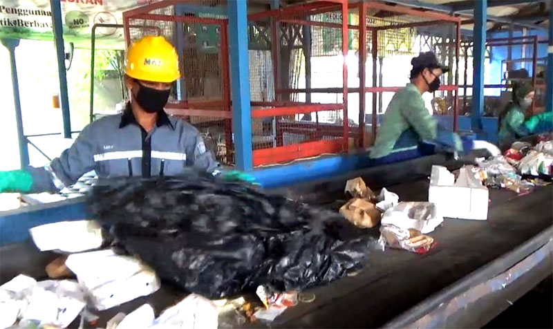 Kegiatan pemilihan sampah yang dilaksanakan warga Kota Balikpapan di Fasilitas Pemilahan Sampah atau Material Recovery Facility (MRF) di Kelurahan Gunung Bahagia Balikpapab Selatan, Senin (30/6/2025).