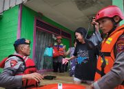 Tim Respons Bencana Satuan Brimob (Satbrimob) Kepolisian Daerah Kalimantan Timur (Polda Kaltim) sigap bergerak melakukan evakuasi korban banjir di beberapa wilayah Kota Balikpapan pada Kamis (19/6/2025).