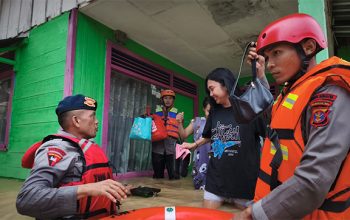 Tim Respons Bencana Satuan Brimob (Satbrimob) Kepolisian Daerah Kalimantan Timur (Polda Kaltim) sigap bergerak melakukan evakuasi korban banjir di beberapa wilayah Kota Balikpapan pada Kamis (19/6/2025).