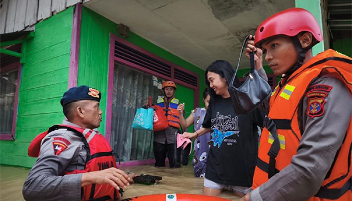 Satbrimob Polda Kaltim Evakuasi Korban Banjir di Balikpapan