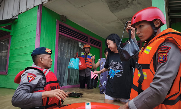 Tim Respons Bencana Satuan Brimob (Satbrimob) Kepolisian Daerah Kalimantan Timur (Polda Kaltim) sigap bergerak melakukan evakuasi korban banjir di beberapa wilayah Kota Balikpapan pada Kamis (19/6/2025).