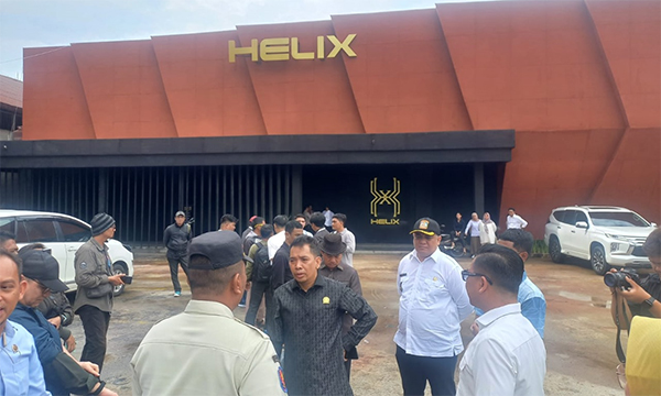 Ketua DPRD Kot Balikpapan, Alwi Al Qadri bersama OPD terkait saat melakukan sidak ke THM Helix Balikpapan yang diduga melakukan sejumlah pelanggaran dalam operasionalnya, Rabu (18/6/2025).