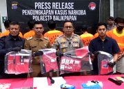 Kapolresta Balikpapan, Kombes Pol Anton Firmanto saat memperlihatkan barang bukti kejahatan narkoba sepanjang Januari-juni 2025, Selasa (10/6/2025).