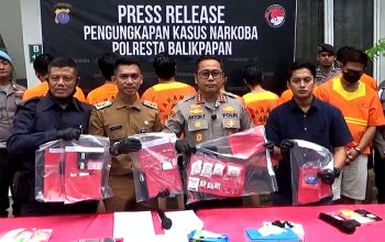 Kapolresta Balikpapan, Kombes Pol Anton Firmanto saat memperlihatkan barang bukti kejahatan narkoba sepanjang Januari-juni 2025, Selasa (10/6/2025).