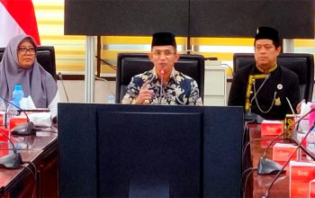 Wali Kota Balikpapan, Dr H. Rahmad Mas’ud, SE, ME didampingi Kepala Dinas Pendidikan dan Kebudayaan (Disdikbud) Kota Balikpapan, Irfan Taufik saat memberikan arahan pada Rapat Kordinasi Kepala Sekolah Program Adiwiayata Tahun 2025, di Ruang Rapat Satu Pemkot Balikpapan, Minggu (6/7/2025).