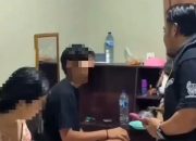 Tim Reknata DItreskrimum Polda Kaltim saat melakukan razia ke sejumlah penginapan di kawasan sekitar IKN yang diduga terjadinya praktik prostitusi terselubung, Minggu (13/7/2025).