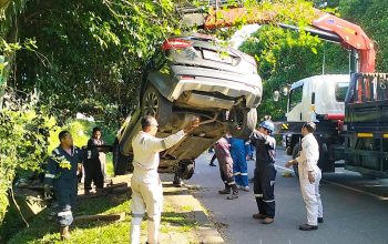 Mobil Terguling dari Tebing, Pengemudi dan Penumpang Selamat