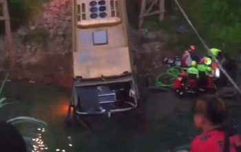 Hilang Kendali, Bus Pulau Indah Terperosok ke Sungai Satu Penumpang Tewas
