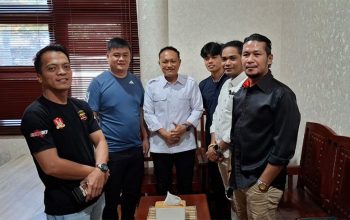Kuasa Hukum Kelompok Tani Jepu – Jepu, Andre (baju putih, red) bersama perwakilan Kelompok Tani Jepu – Jepu, saat melakukan mediasi di Polres Kutim bersama perwakilan manajemen PT. Kobexindo Cement, beberapa waktu lalu.