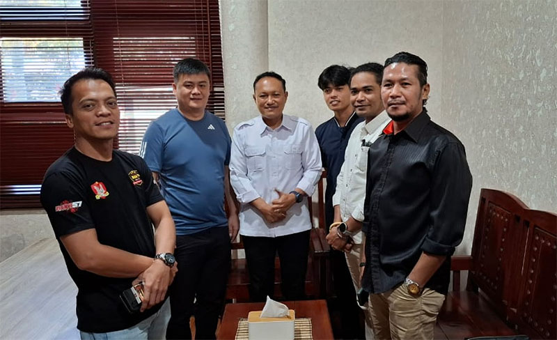 Kuasa Hukum Kelompok Tani Jepu – Jepu, Andre (baju putih, red) bersama perwakilan Kelompok Tani Jepu – Jepu, saat melakukan mediasi di Polres Kutim bersama perwakilan manajemen PT. Kobexindo Cement, beberapa waktu lalu.