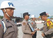 Kapolresta Balikpapan, Kombes Pol Anton Firmanto saat melaksanaan upacara PTDH secara in absentia terhadap anggotanya yang terlibat narkoba, Senin (28/7/2025).