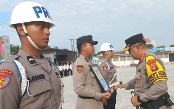 Kapolresta Balikpapan, Kombes Pol Anton Firmanto saat melaksanaan upacara PTDH secara in absentia terhadap anggotanya yang terlibat narkoba, Senin (28/7/2025).