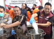 Kasubdit II Ditresnarkoba Polda Kaltim, AKBP Rezkhy Satya didampingi instansi terkait melakukan pemusnahan barang bukti sabu seberat seberat 7.095,91 gram atau 7 kilogram hasi pengungkapan sepanjang bulan Juni 2025, Kamis (10/7/2025).