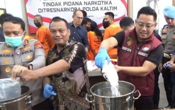 Kasubdit II Ditresnarkoba Polda Kaltim, AKBP Rezkhy Satya didampingi instansi terkait melakukan pemusnahan barang bukti sabu seberat seberat 7.095,91 gram atau 7 kilogram hasi pengungkapan sepanjang bulan Juni 2025, Kamis (10/7/2025).