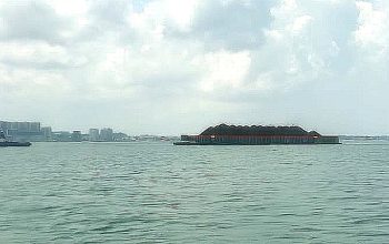 Kegiatan pemindahan batu bara dari satu kapal ke kapal lain di laut, bukan di pelabuhan atau Ship to Ship Batu Bara (STS) yang terjadi di Teluk Balikpapan, Senin (4/8/2025).