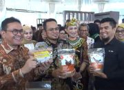 Gubernur Kalimantan Timur, H Rudy Mas’ud bersama Menteri Perdagangan Budi Santoso saat meninjau produk UMKM lokal.