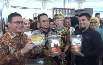 Gubernur Kalimantan Timur, H Rudy Mas’ud bersama Menteri Perdagangan Budi Santoso saat meninjau produk UMKM lokal.