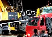 Tabrakan melibatkan dua kendaraan berat terjadi. Sebuah truk trailer dengan nomor polisi KT 8711 LH menabrak mobil crane yang tengah mengerjakan proyek di sekitar Jalan Yos Sudarso, Balikpapan, Sabtu (9/8/2025) malam sekitar pukul 23.30 WITA.