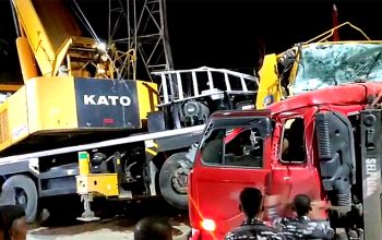 Tabrakan melibatkan dua kendaraan berat terjadi. Sebuah truk trailer dengan nomor polisi KT 8711 LH menabrak mobil crane yang tengah mengerjakan proyek di sekitar Jalan Yos Sudarso, Balikpapan, Sabtu (9/8/2025) malam sekitar pukul 23.30 WITA.